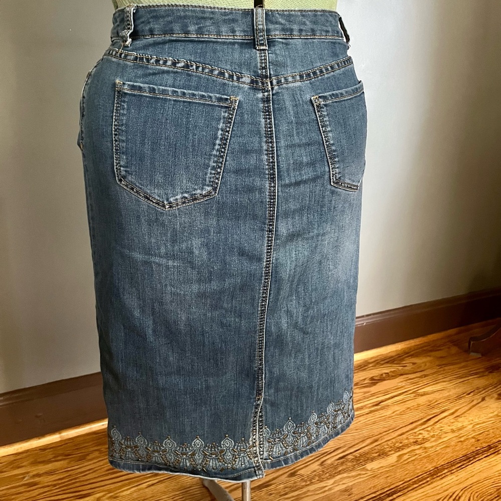 Denim skirt with fun details size 8